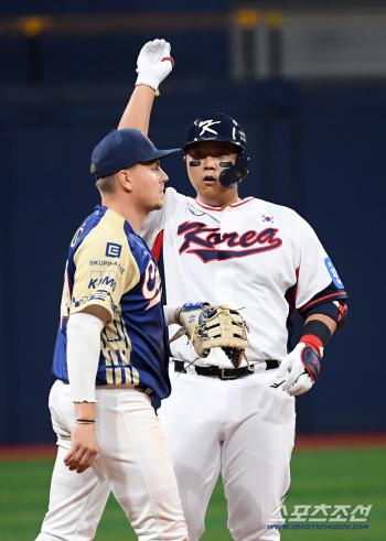  Han Donghee is wearing a double