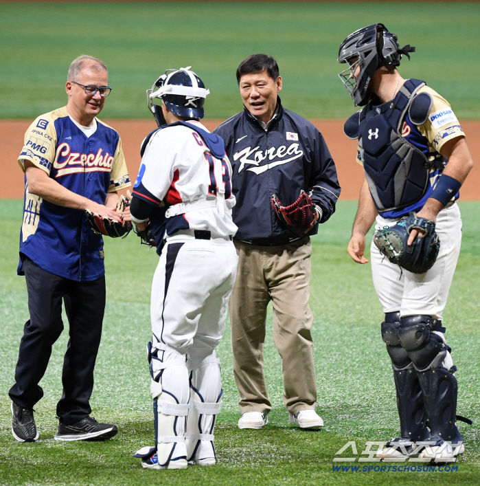  Ivan Jancharek, president of the Czech Republic, President Heo Gu-yeon, shared first pitch for the warm-up match