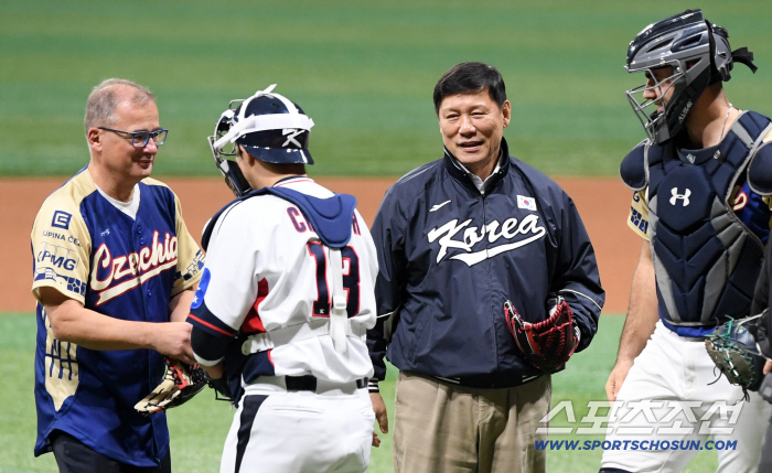  Ivan Jancharek, president of the Czech Republic's Presidential Council, exchanges baseball