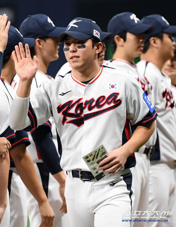  KIM YOUNG WOONG, the national flag