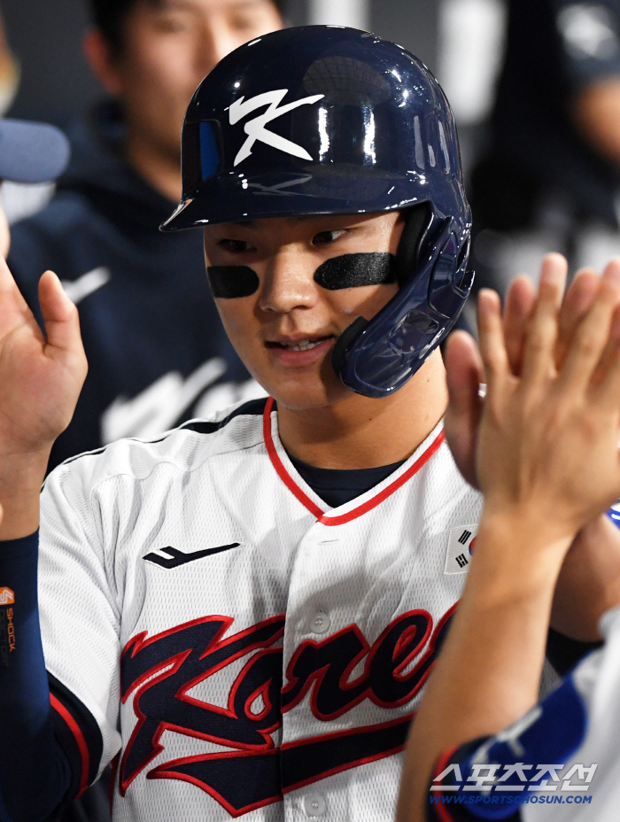  Leadoff Kim Ju-won scores