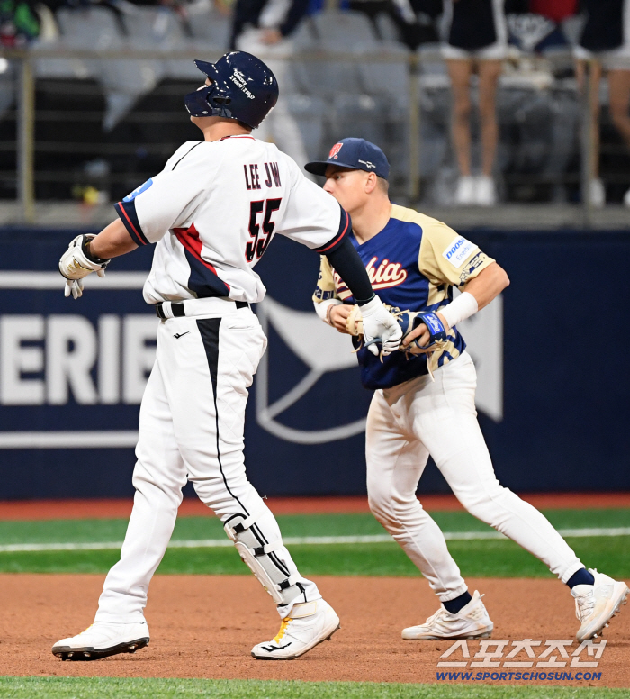  Lee Jaewon hit a timely hit and out