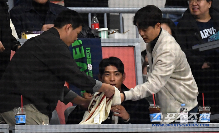  Lee Jung-hoo's special fan service