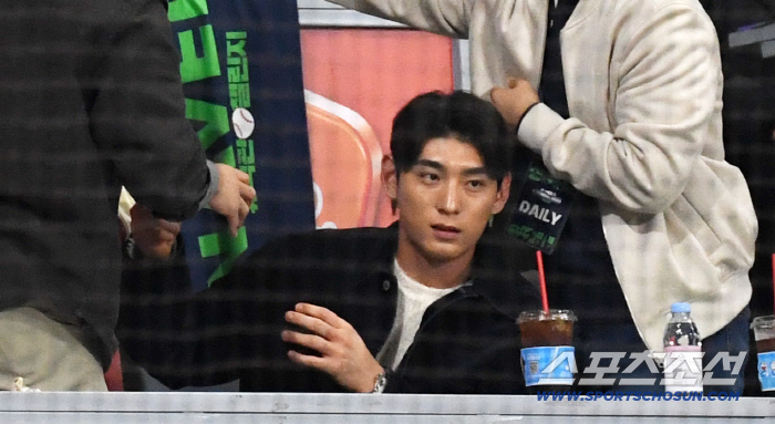  Lee Jung-hoo's special fan service