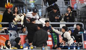  Lee Jung-hoo's special fan service