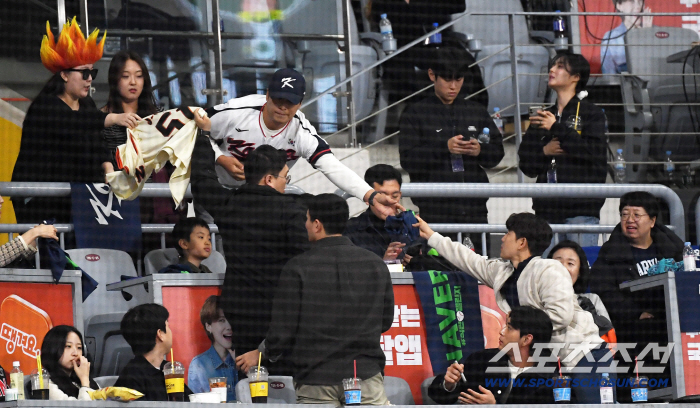 Lee Jung-hoo's special fan service