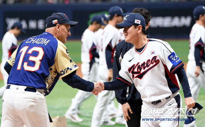  Pabel Hardim coach Ryu Ji-hyun, pre-match greeting
