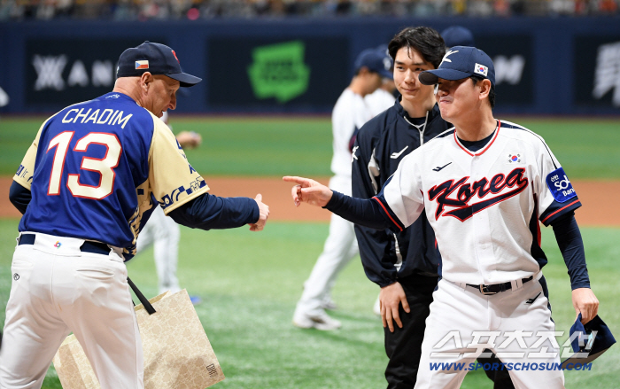  Pavel Hardim coach Ryu Ji-hyun starts the warm-up match