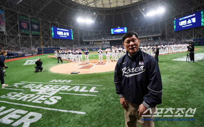  President Koo Hu-yeon communicates with baseball fans