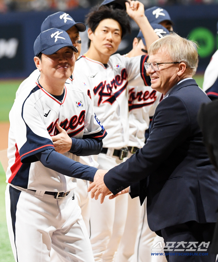  Ryu Ji-hyun, the Czech ambassador to Korea, exchange baseball