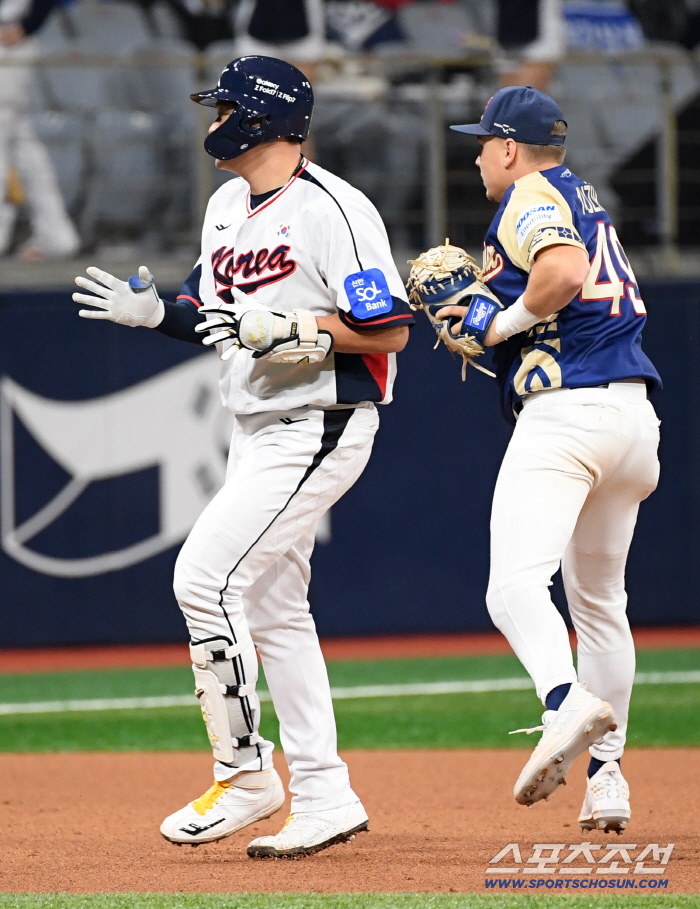  Why is there a runner on third base for Lee Jaewon who got a rundown?