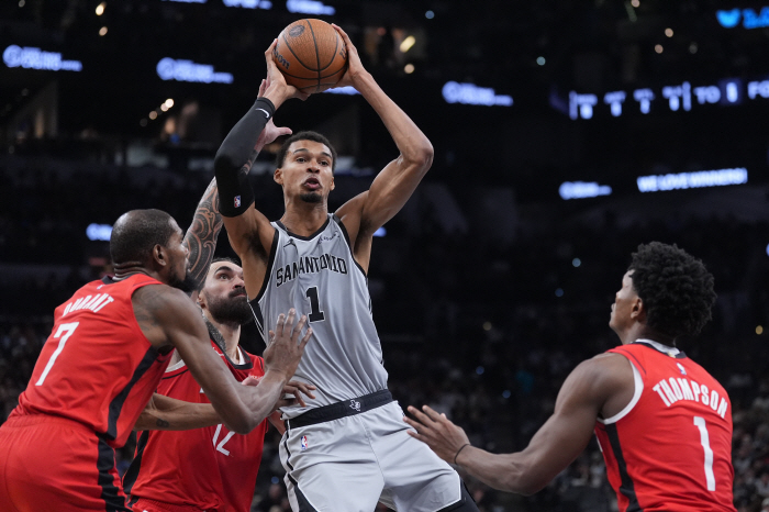 Wembanyama scored 4 points in the first half and exploded in the second half! How Wembanyama Overcomes Houston Volume Attacks