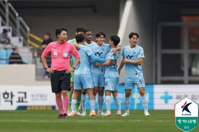 Cesinha, who saved the spark of hope and prayed, stood up → Fans sobbed...Daegu FC is not over yet