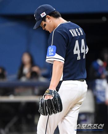 Despite the support of fans who participated in saving Kim Seo-hyun, Kim Seo-hyun's first loss against the Czech Republic with two walks and one hit