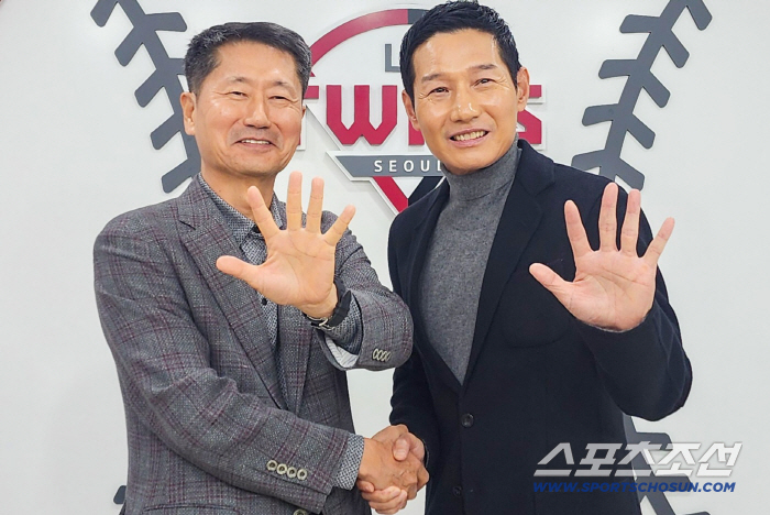 The director opened the 3 billion market for the first time. Re-signing up to 3 billion won for three years. Now, the age of extortion