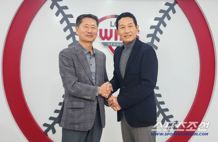 The director opened the 3 billion market for the first time. Re-signing up to 3 billion won for three years. Now, the age of extortion