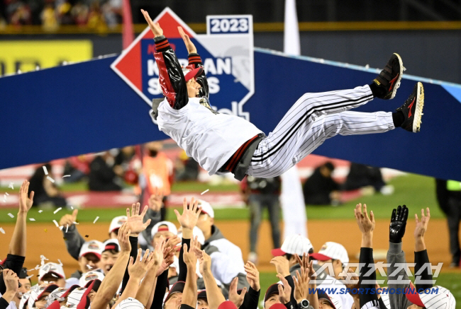 The director opened the 3 billion market for the first time. Re-signing up to 3 billion won for three years. Now, the age of extortion