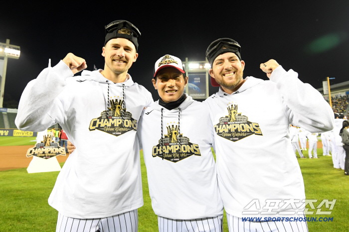 The director opened the 3 billion market for the first time. Re-signing up to 3 billion won for three years. Now, the age of extortion