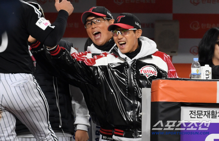 The director opened the 3 billion market for the first time. Re-signing up to 3 billion won for three years. Now, the age of extortion