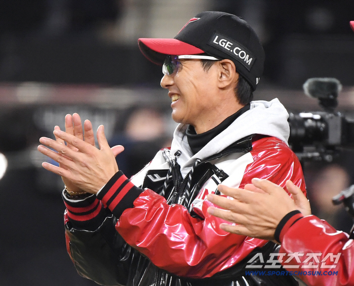 The director opened the 3 billion market for the first time. Re-signing up to 3 billion won for three years. Now, the age of extortion