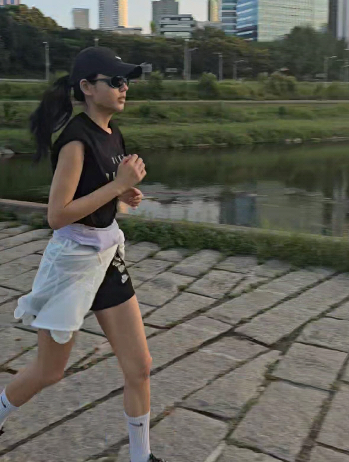 Eunjin Ahn, you're determined. The secret to your body is the first 10km of running