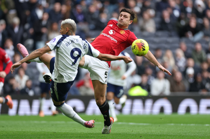 Exclusive coverage! If you can't do it like Son Heung-min, please leave→Promising stock failed after robbing PK...A come-from-behind goal against Manchester United on the brink