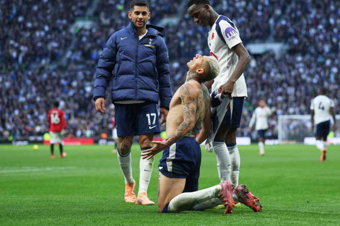 Exclusive coverage! If you can't do it like Son Heung-min, please leave→Promising stock failed after robbing PK...A come-from-behind goal against Manchester United on the brink