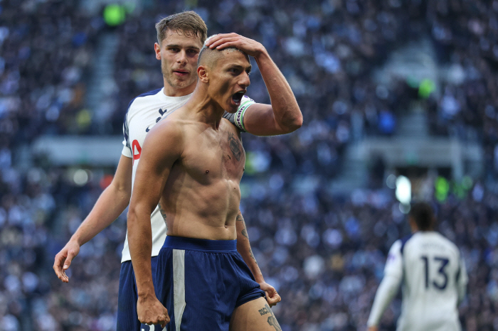 Exclusive coverage! If you can't do it like Son Heung-min, please leave→Promising stock failed after robbing PK...A come-from-behind goal against Manchester United on the brink