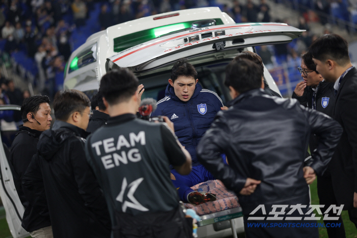 Hong Myung-bo again! Lee Dong-kyung, fracture of the right rib → Emergency transportation to the emergency room with breathing difficulties...Inevitably, Hwang In-beom will be excluded from the convocation