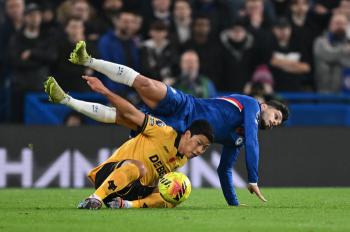 Hwang Hee-chan just defended all 70 minutes with his fast feet...Worst-ever team, Wolverhampton, 03 crushing defeat to Chelsea, winless opening 11 games