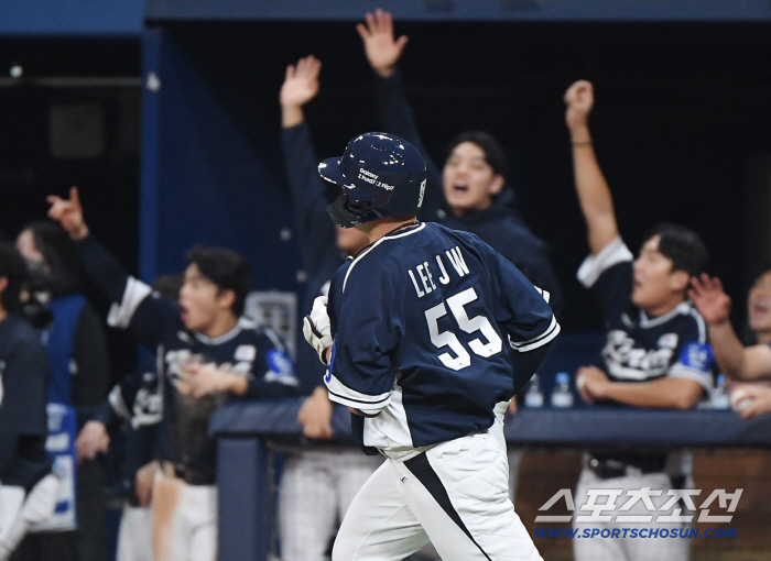 Is it a celebration to renew the contract. Is it Ryu Ji-hyun, the coach of the national team. Jamsil Big Boy, two-run shot. But we can't go to Japan together