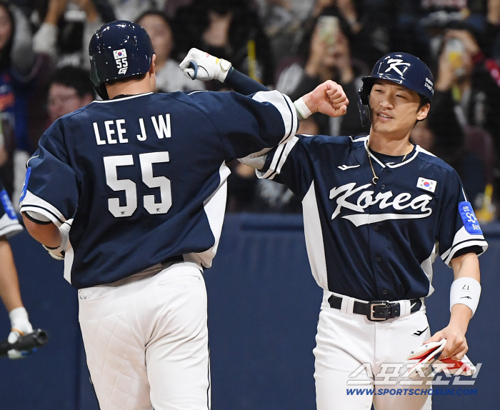 Is it a celebration to renew the contract. Is it Ryu Ji-hyun, the coach of the national team. Jamsil Big Boy, two-run shot. But we can't go to Japan together