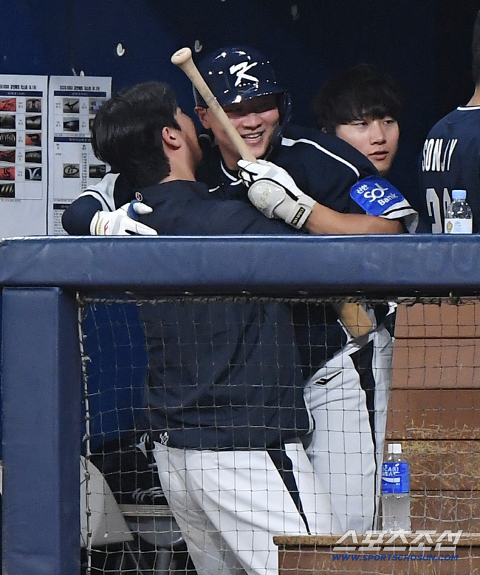 Is it a celebration to renew the contract. Is it Ryu Ji-hyun, the coach of the national team. Jamsil Big Boy, two-run shot. But we can't go to Japan together