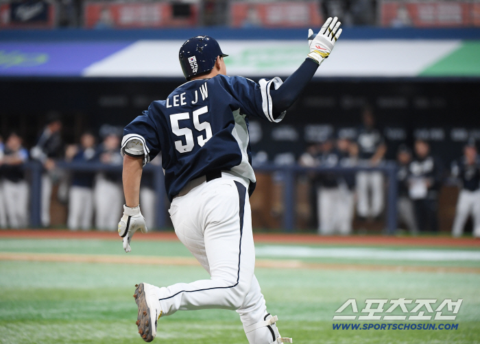 Is it a celebration to renew the contract. Is it Ryu Ji-hyun, the coach of the national team. Jamsil Big Boy, two-run shot. But we can't go to Japan together