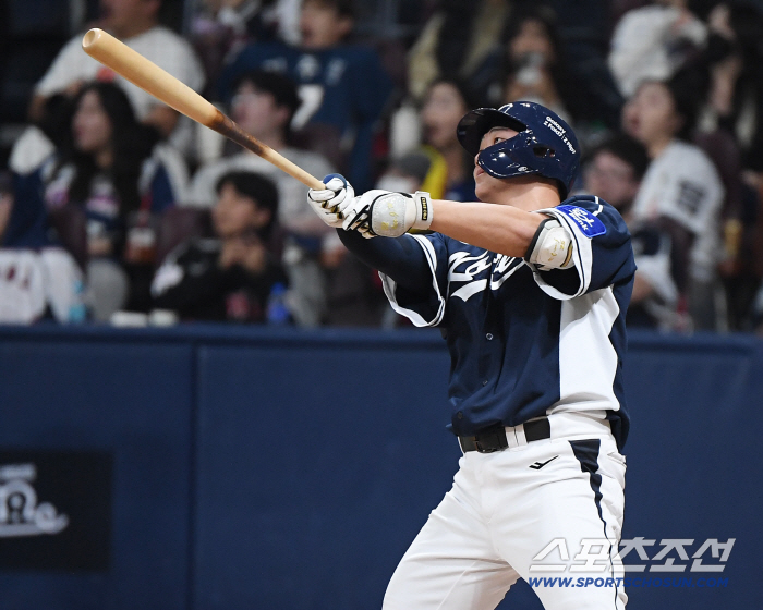 Is it a celebration to renew the contract. Is it Ryu Ji-hyun, the coach of the national team. Jamsil Big Boy, two-run shot. But we can't go to Japan together