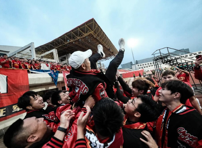 Miracle I made in a month of my appointment! O Ji-ryong Promoted Chongqing First Division...Seo Jung-won, Chengdu, and Sichuan Derby are successful