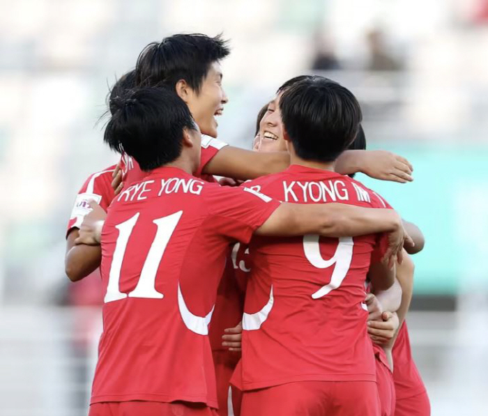 Our women's soccer is strong, to share joy with the people, overwhelming 3-0 victory over the Netherlands! 2 consecutive wins x 4th victory 