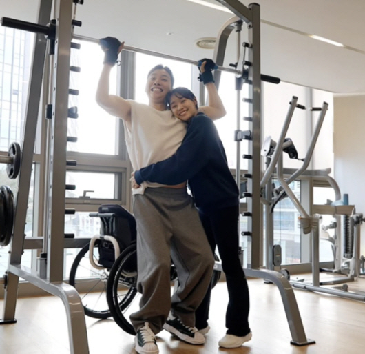 Park Wi, get up with your arms ♥ Song Ji-eun, hold it 11 years of dream come true 