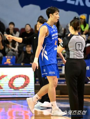  5th foul, Lee Wonsuk leaving the court