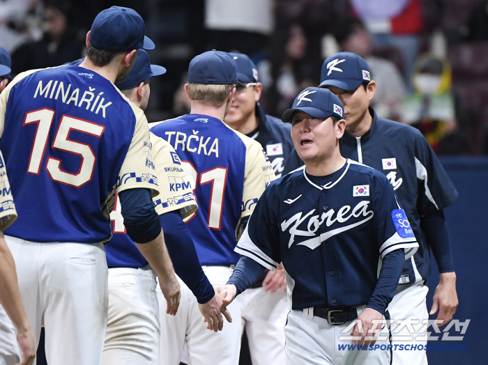  Coach Ryu Ji-hyun shakes hands with the Czech squad