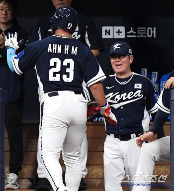  Director Ryu Ji-hyun is welcomed by Ahn Hyun-min