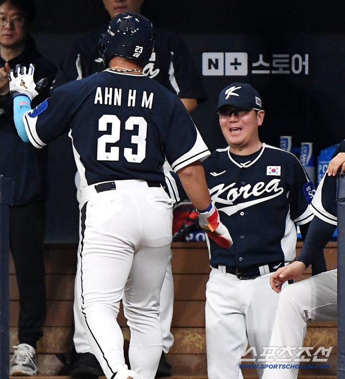  Director Ryu Ji-hyun is welcomed by Ahn Hyun-min
