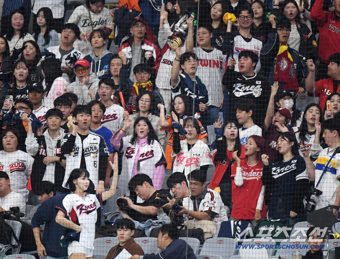  Fans of the 10 clubs united for the national team