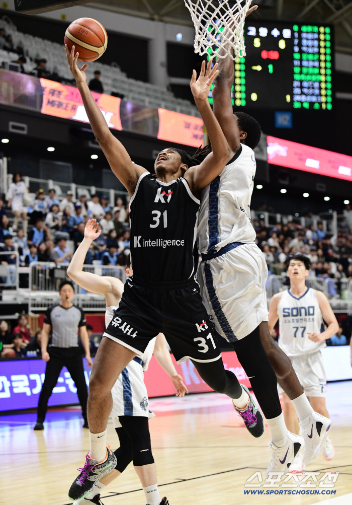  Hicks' powerful layup shot