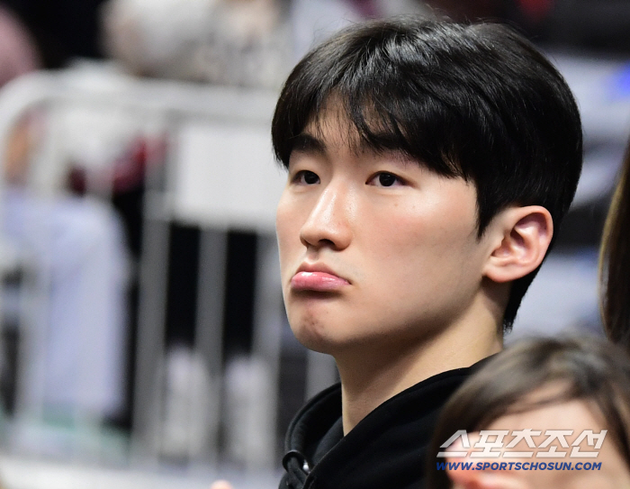  I'm here to watch Moon Yoohyun and Moon Junghyun's brother