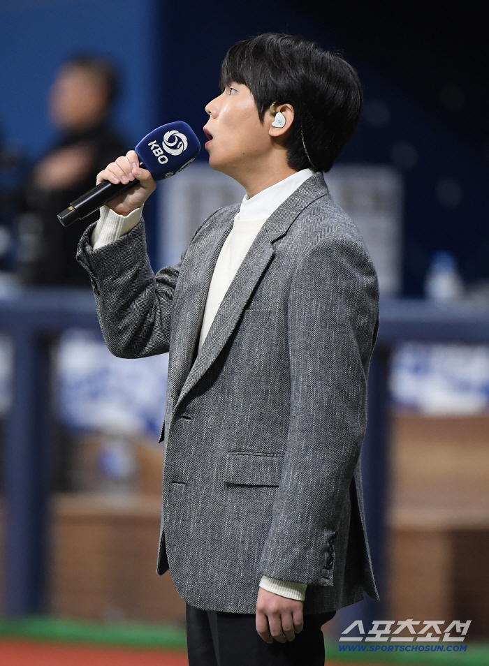  Jeong Seung-hwan singing the national anthem