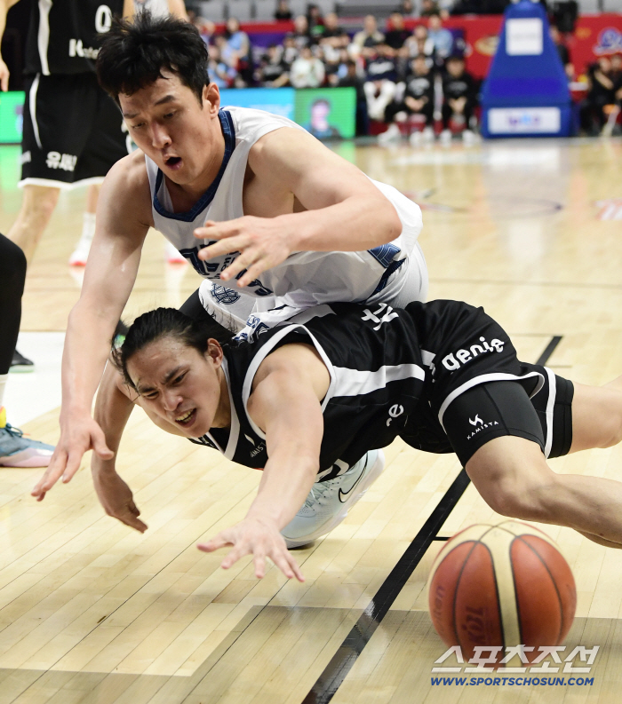  Jung Hee Jae's fierce competition for under-the-basket ball