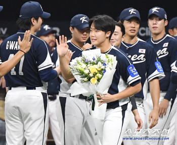  Jung Woo-ju celebrates MVP