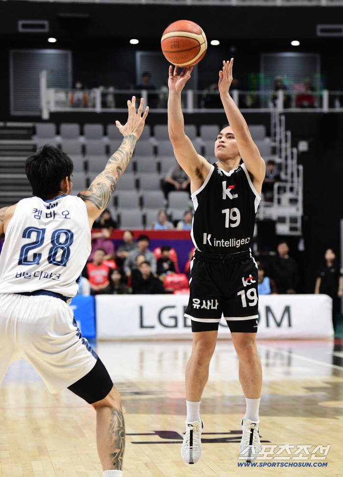  Kagulang calmly tries to shoot a 3-point shot