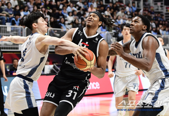 KT Hicks tries a layup shot even if he is fouled